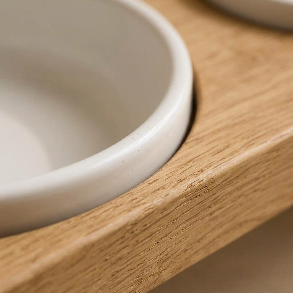 Comedero Doble Roble para perro — detalle de materiales — Mora & Bigotes