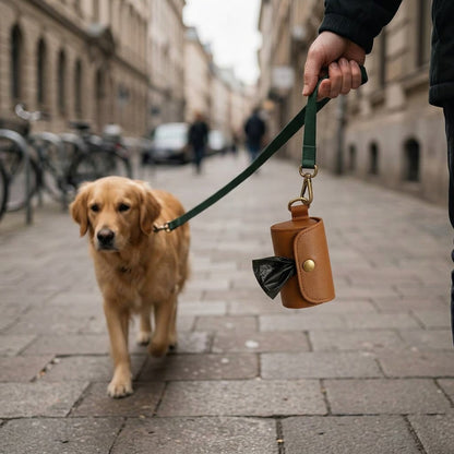 Portabolsas Cognac para perro — en uso — Mora & Bigotes